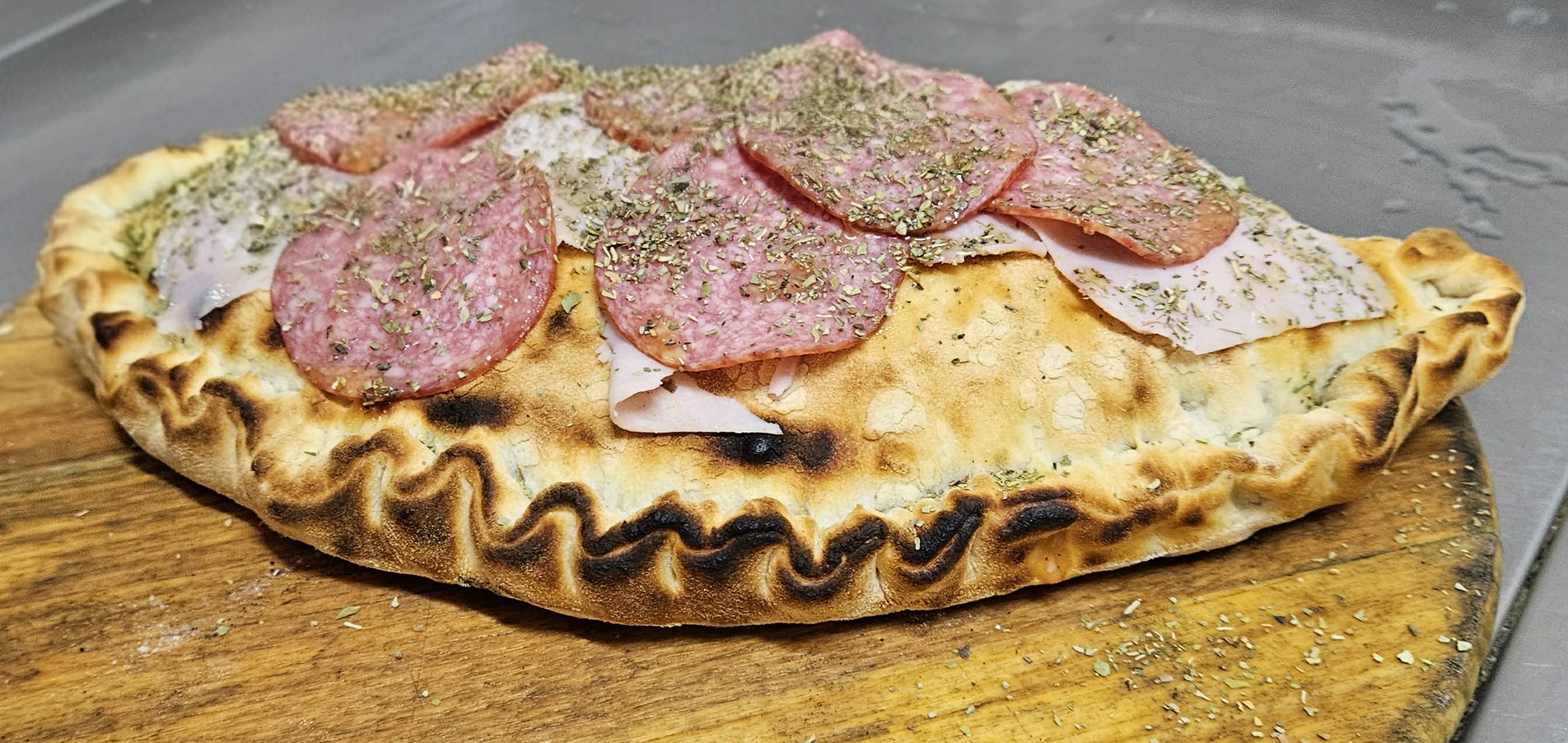 Pyszna pizza Al Forno z pieca opalanego drewnem