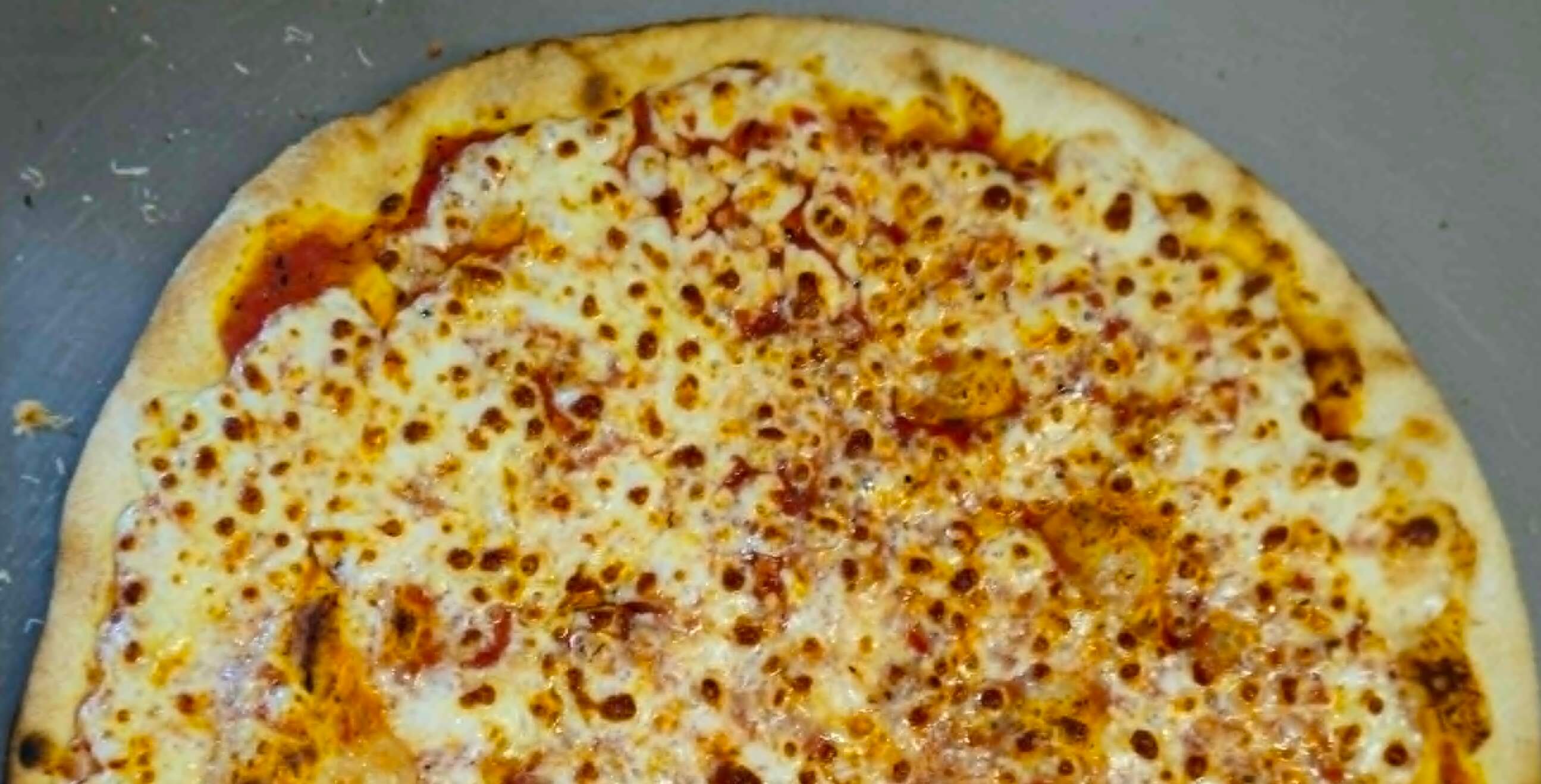 Pyszna pizza Al Forno z pieca opalanego drewnem