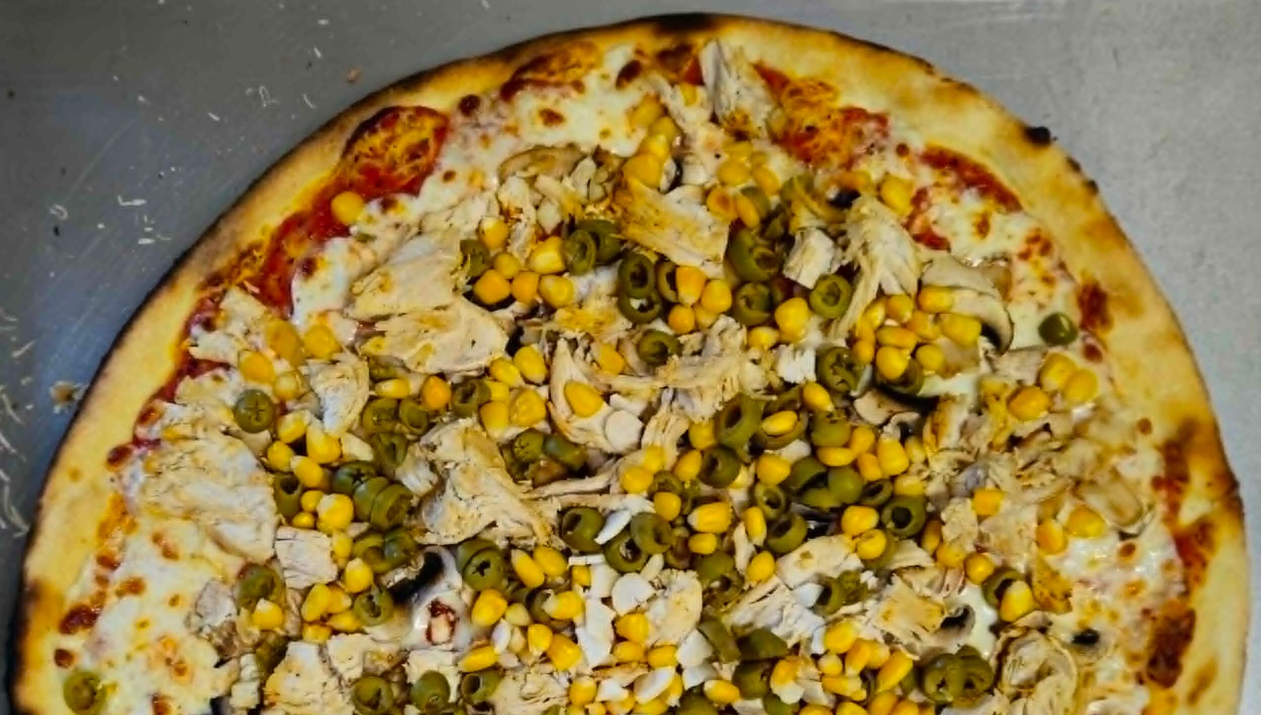 Pyszna pizza Al Forno z pieca opalanego drewnem