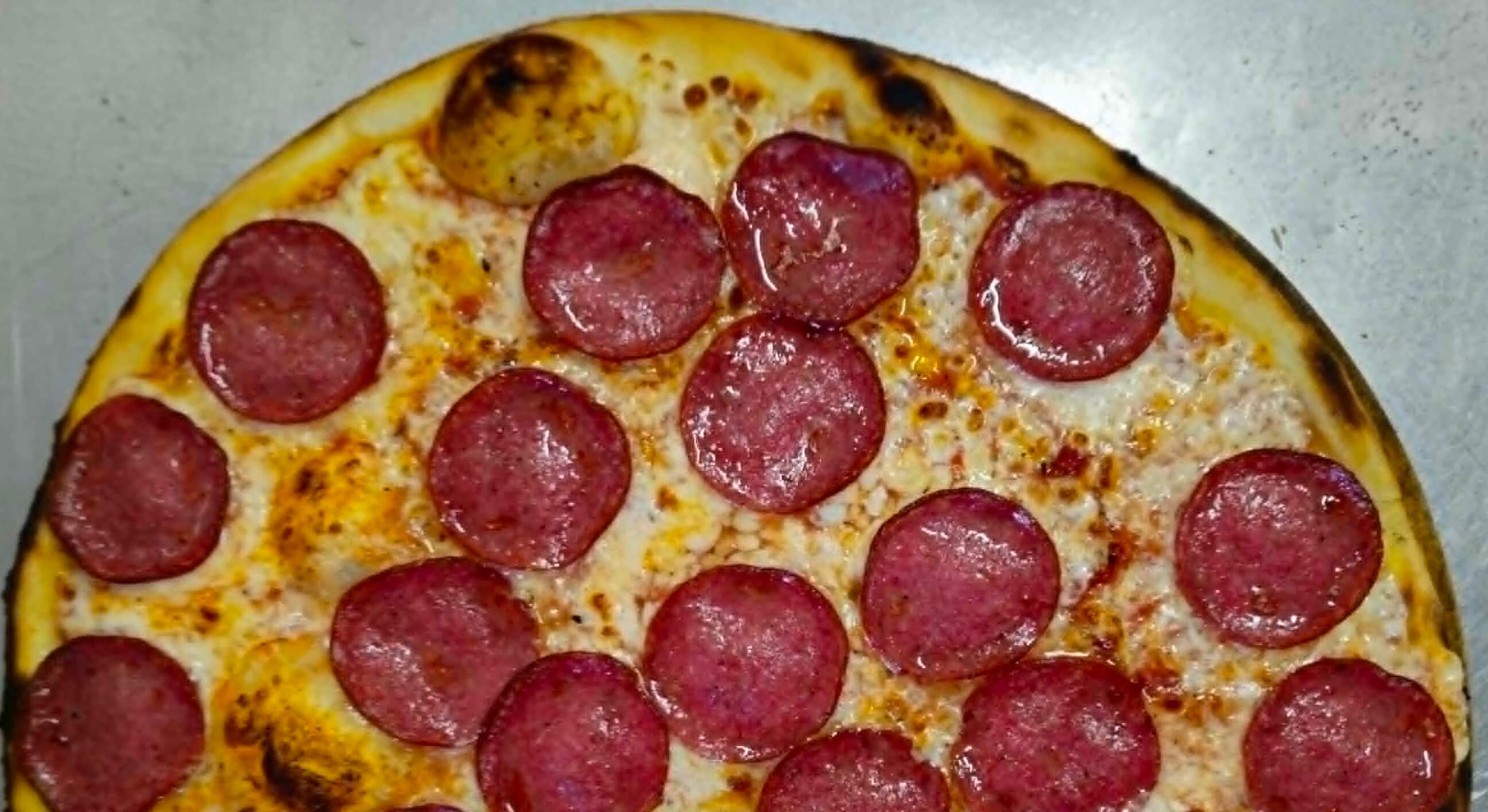 Pyszna pizza Al Forno z pieca opalanego drewnem