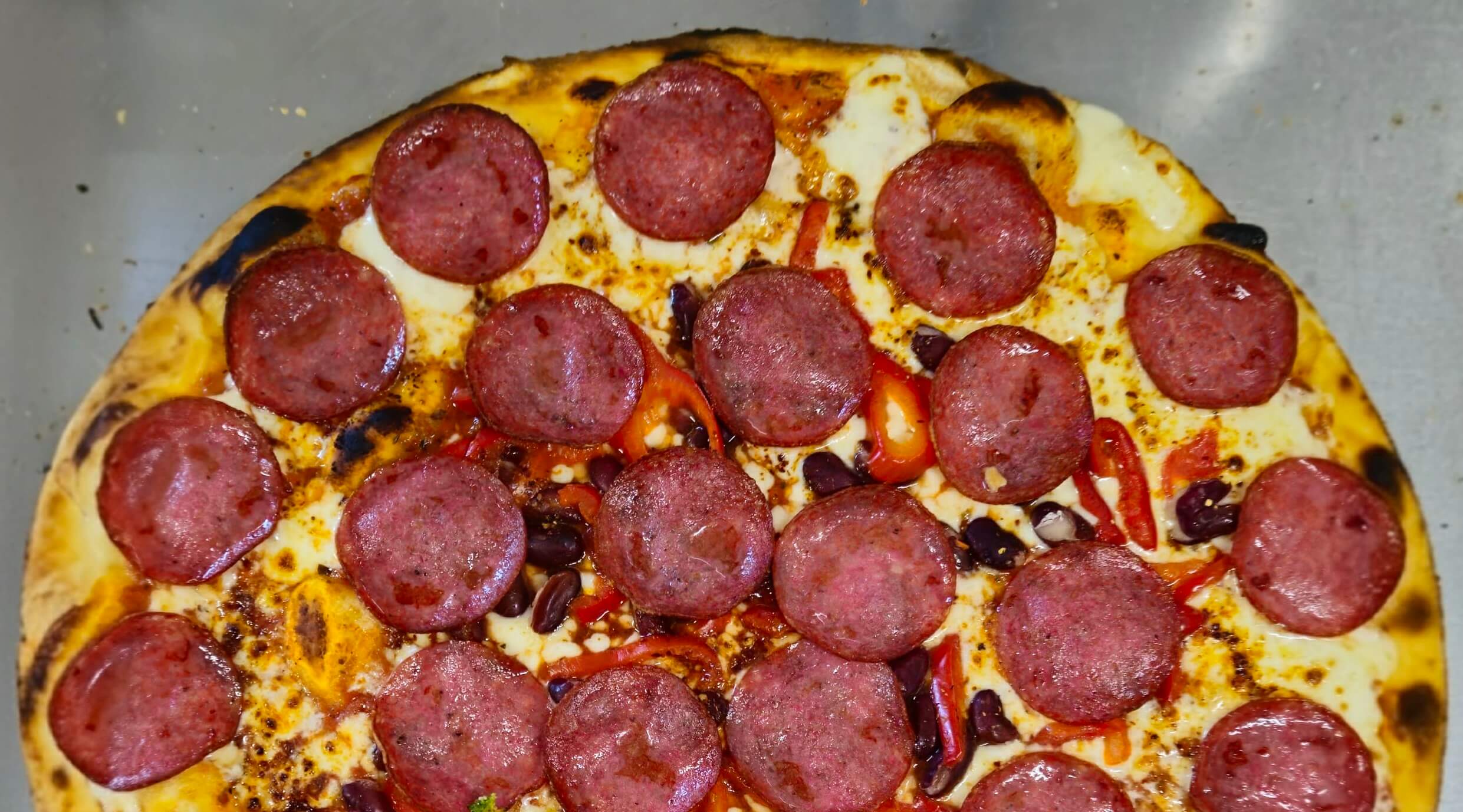 Pyszna pizza Al Forno z pieca opalanego drewnem