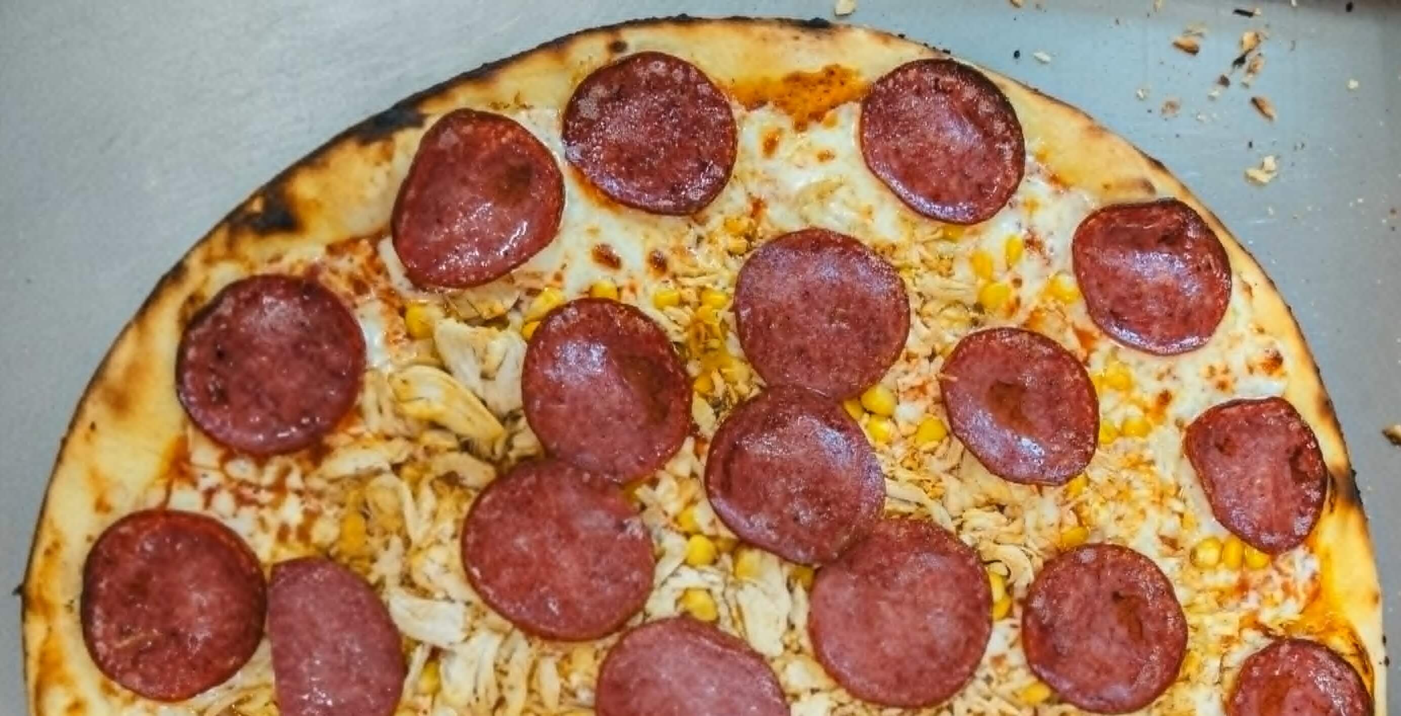 Pyszna pizza Al Forno z pieca opalanego drewnem
