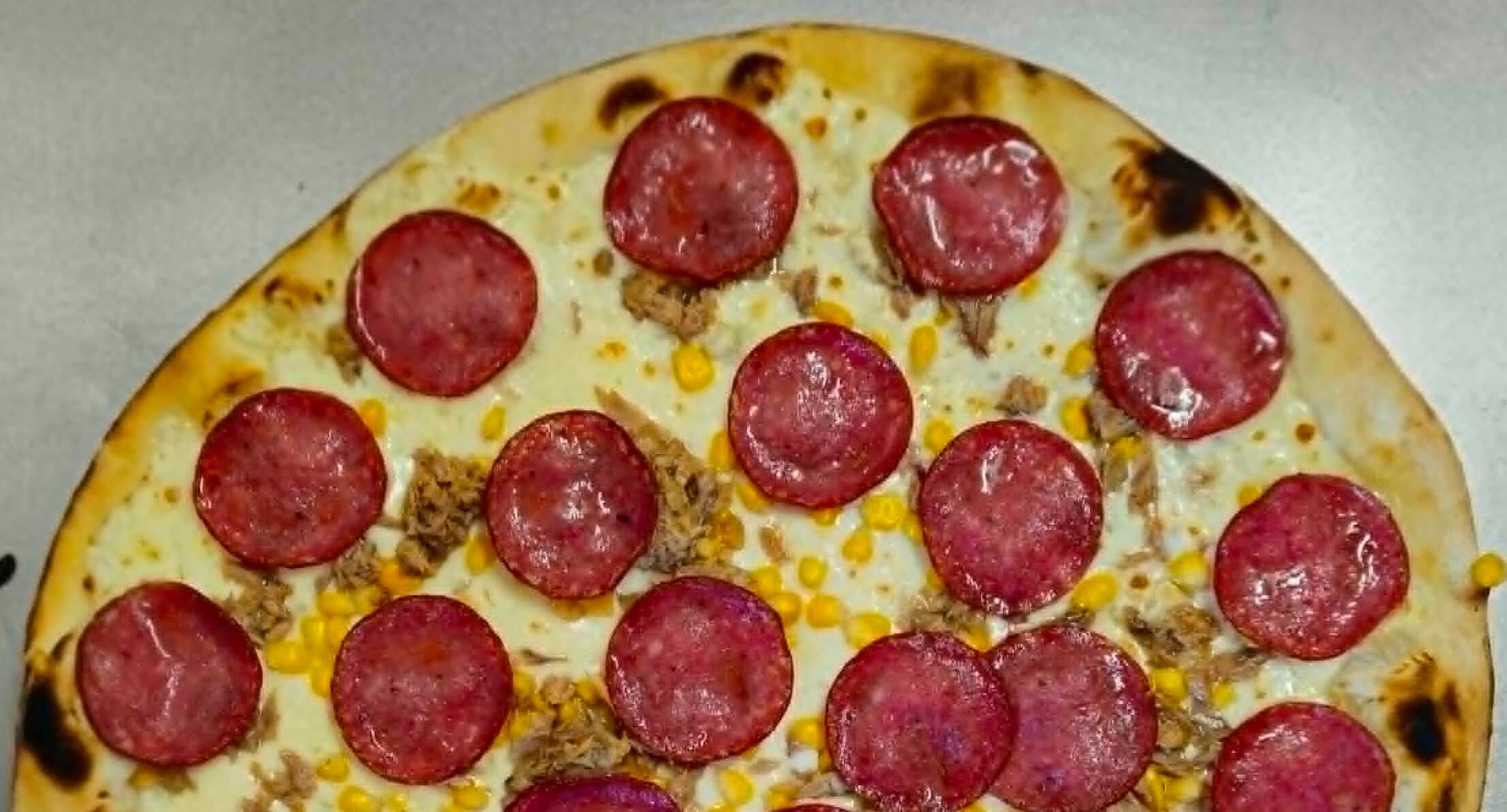 Pyszna pizza Al Forno z pieca opalanego drewnem