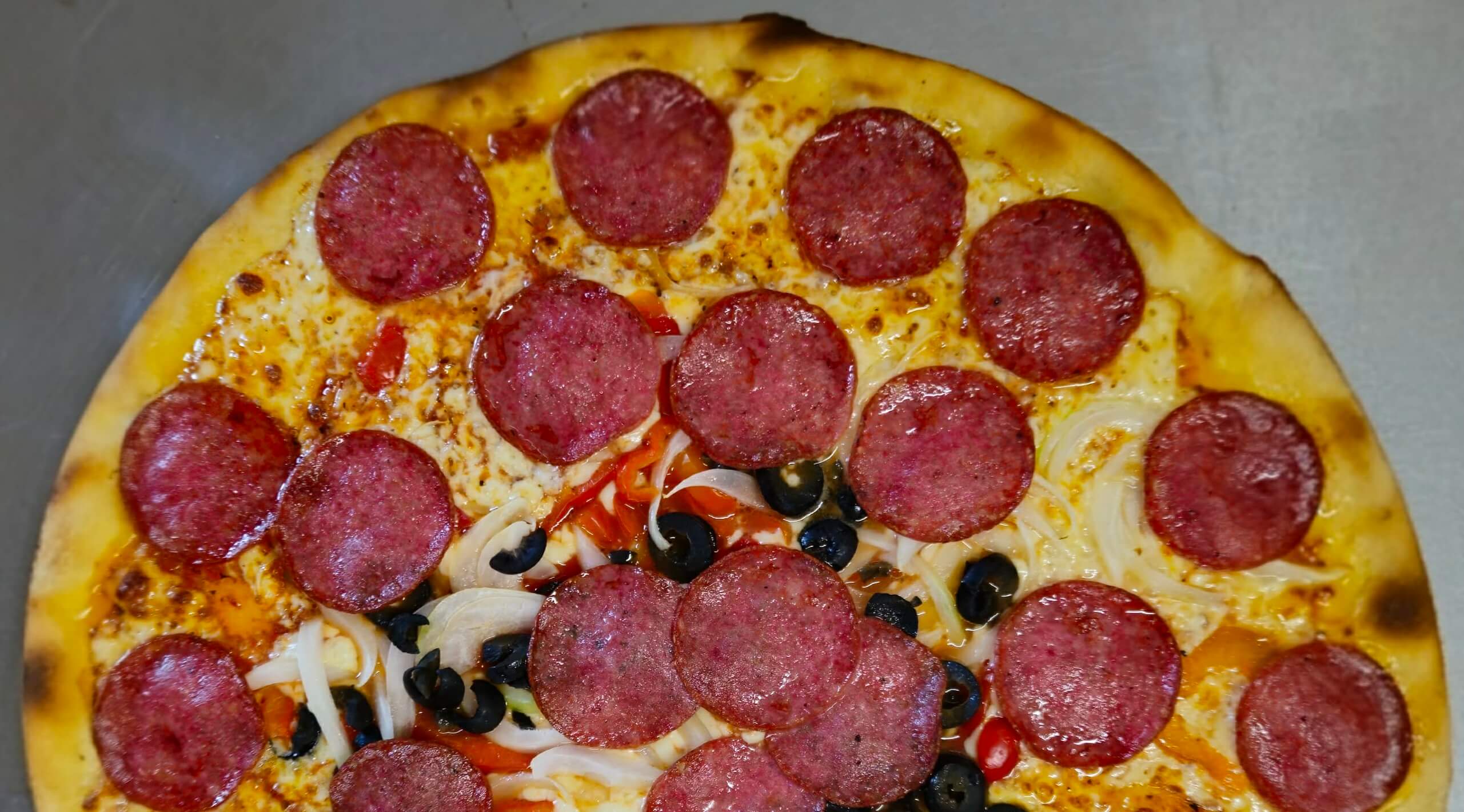 Pyszna pizza Al Forno z pieca opalanego drewnem