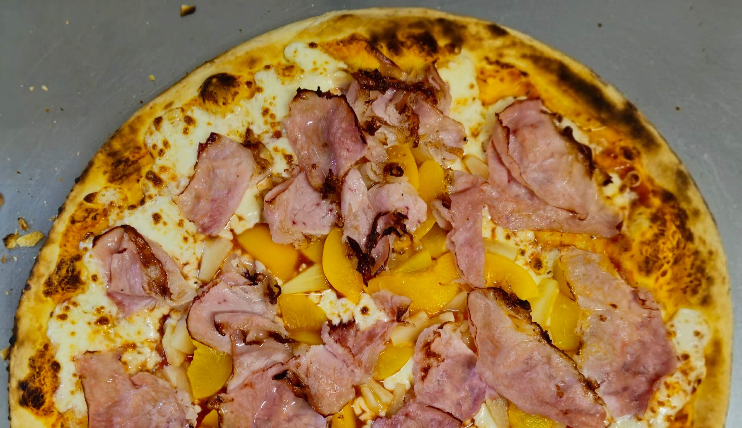 Pyszna pizza Al Forno z pieca opalanego drewnem