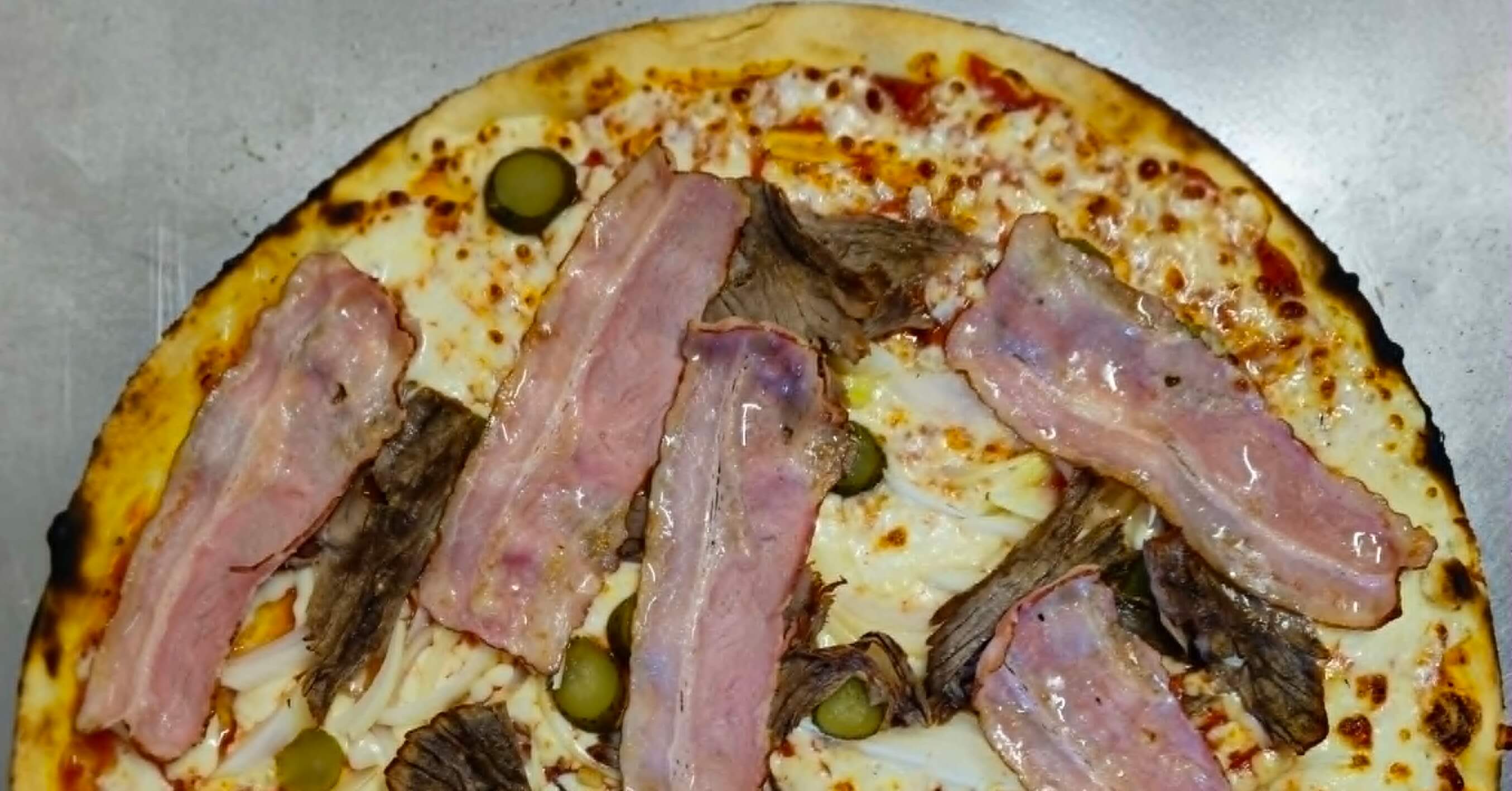 Pyszna pizza Al Forno z pieca opalanego drewnem