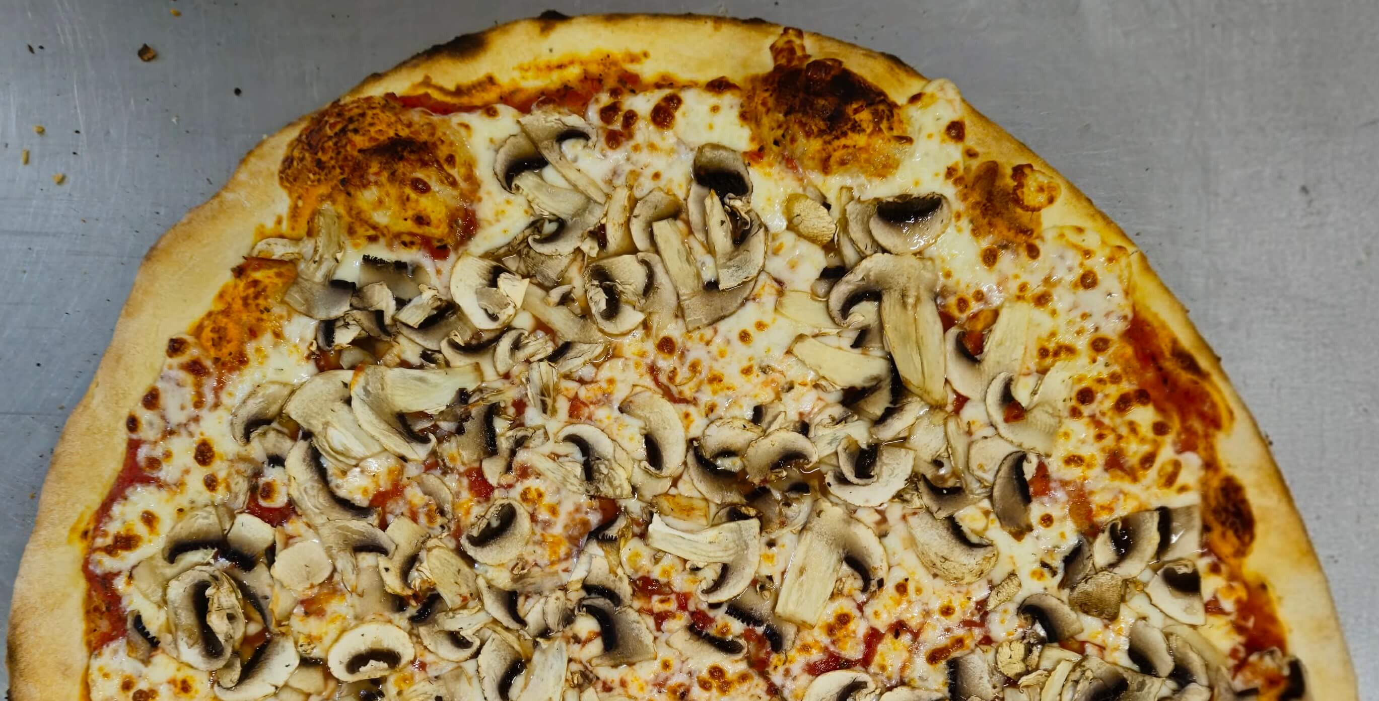 Pyszna pizza Al Forno z pieca opalanego drewnem