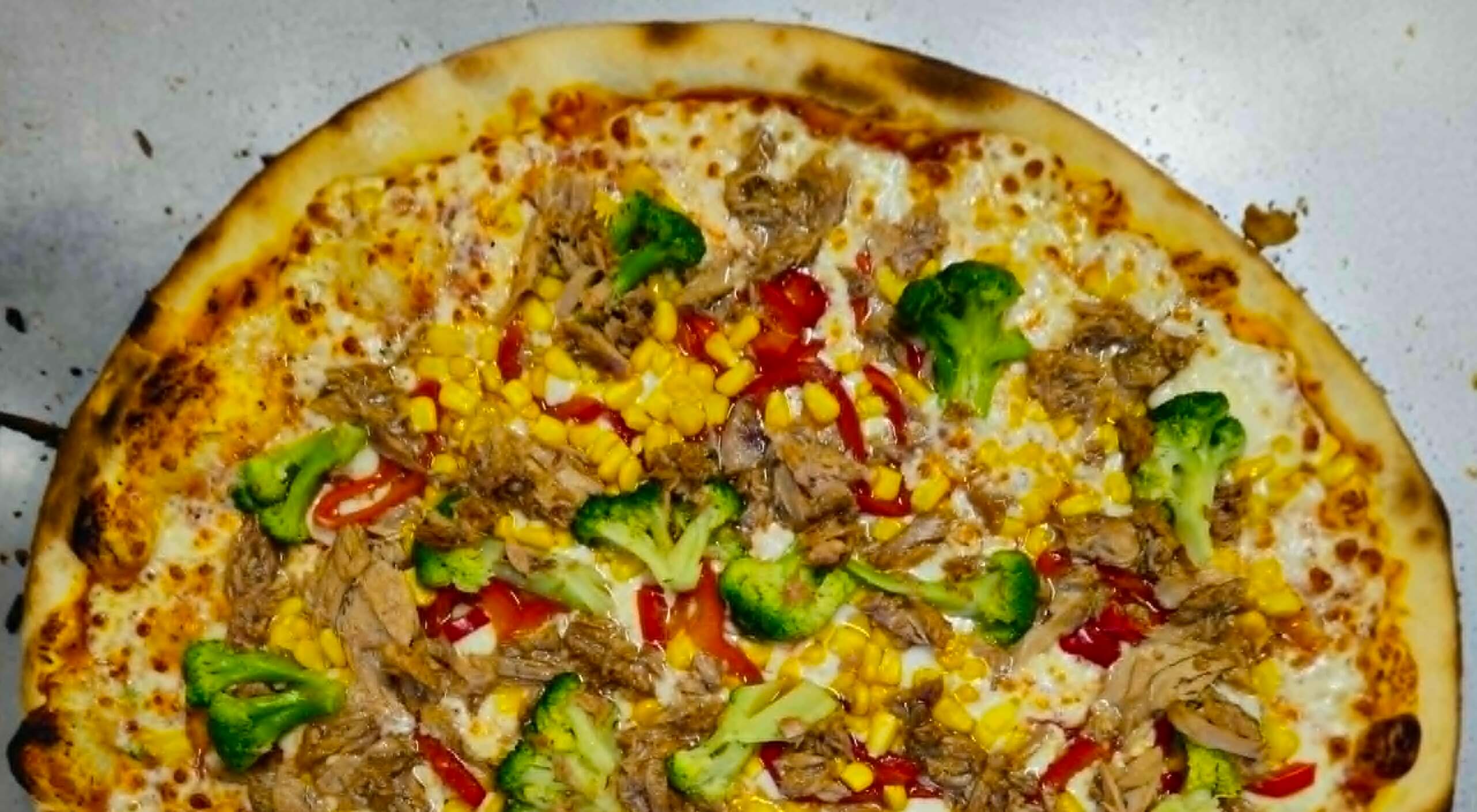 Pyszna pizza Al Forno z pieca opalanego drewnem