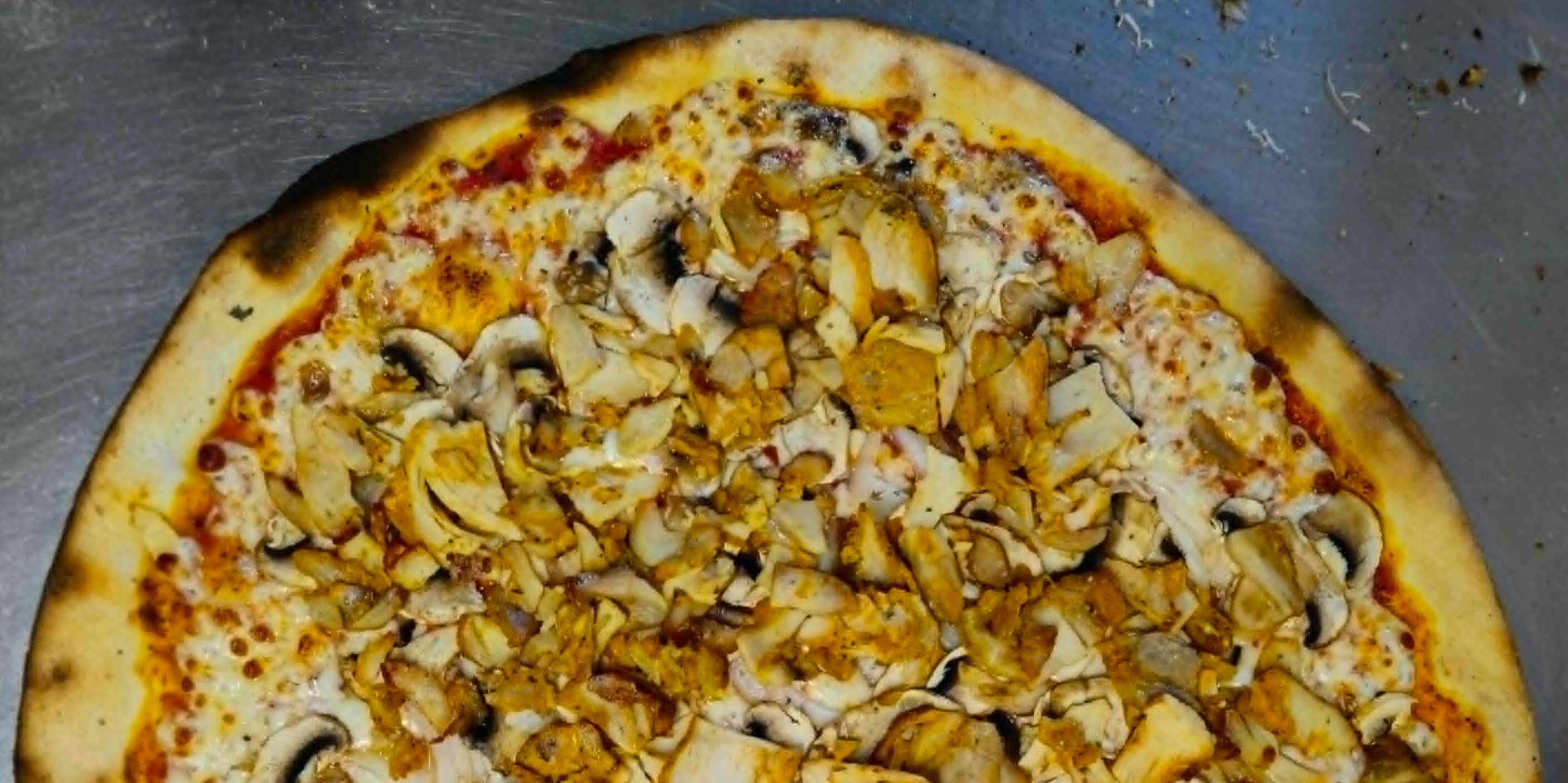 Pyszna pizza Al Forno z pieca opalanego drewnem