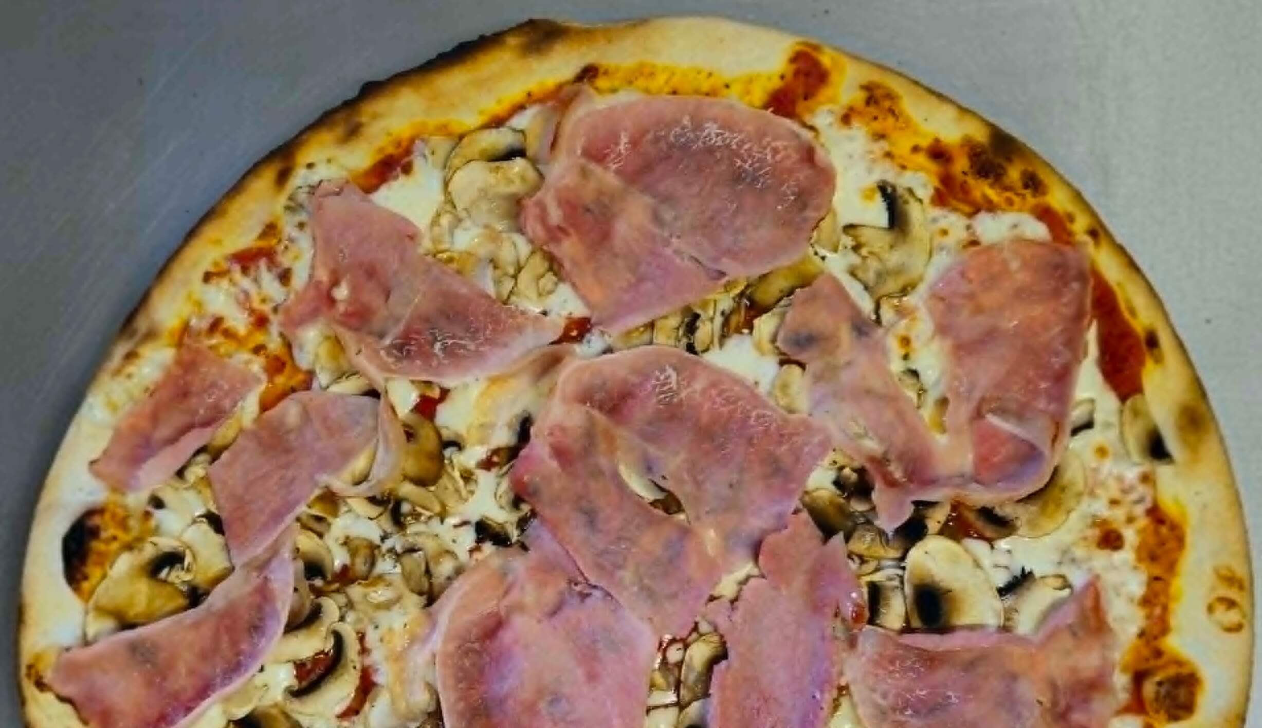 Pyszna pizza Al Forno z pieca opalanego drewnem
