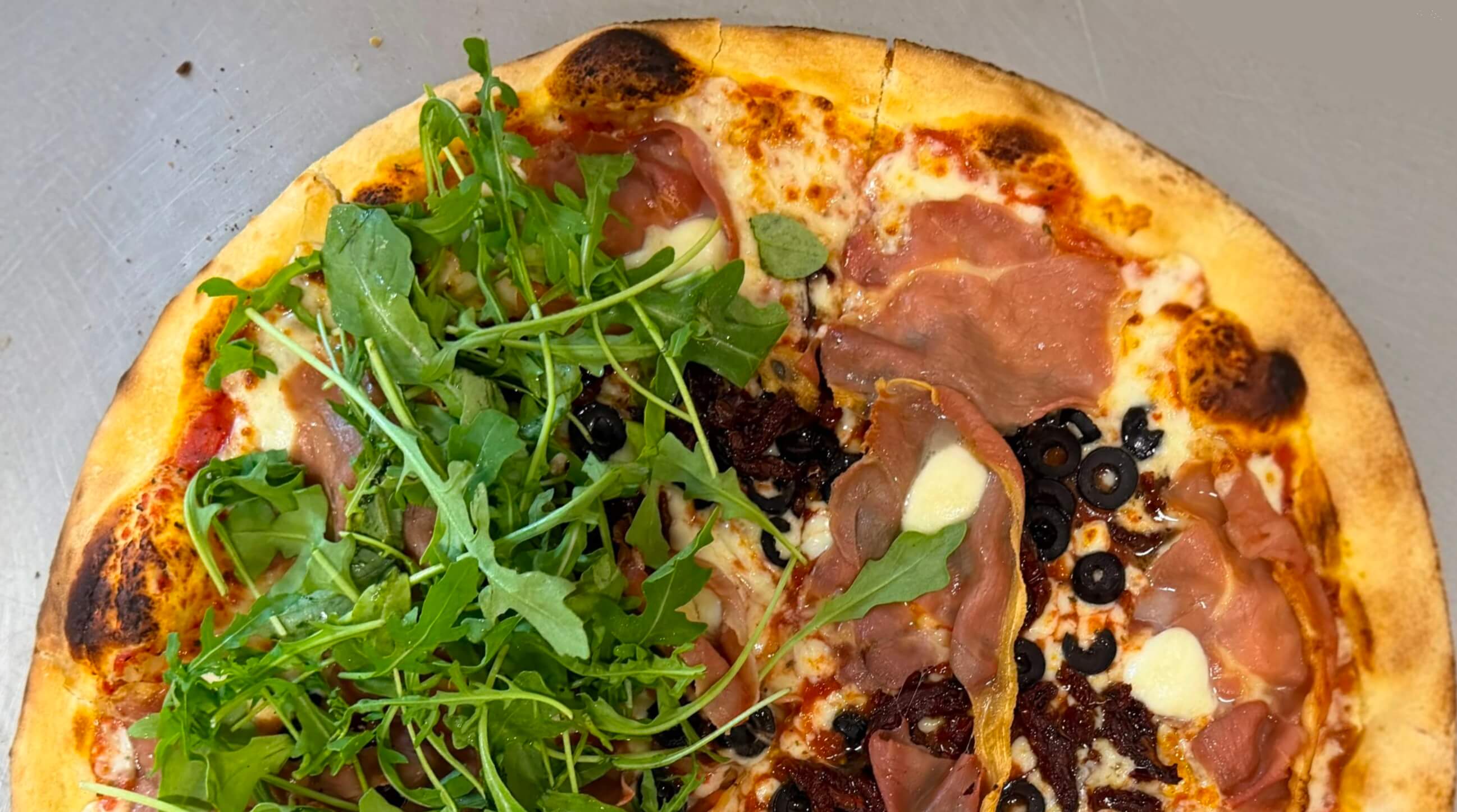 Pyszna pizza Al Forno z pieca opalanego drewnem
