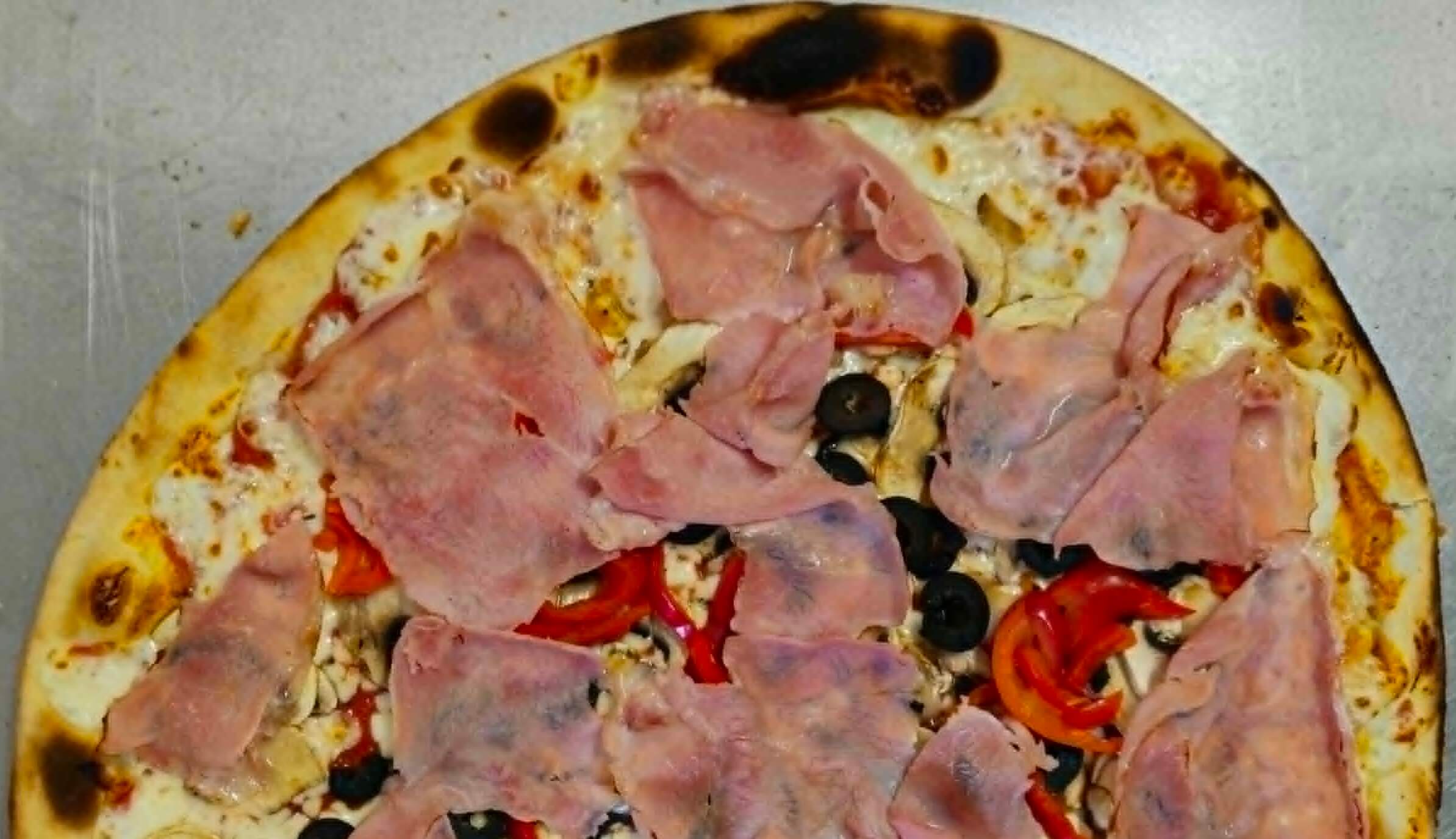Pyszna pizza Al Forno z pieca opalanego drewnem