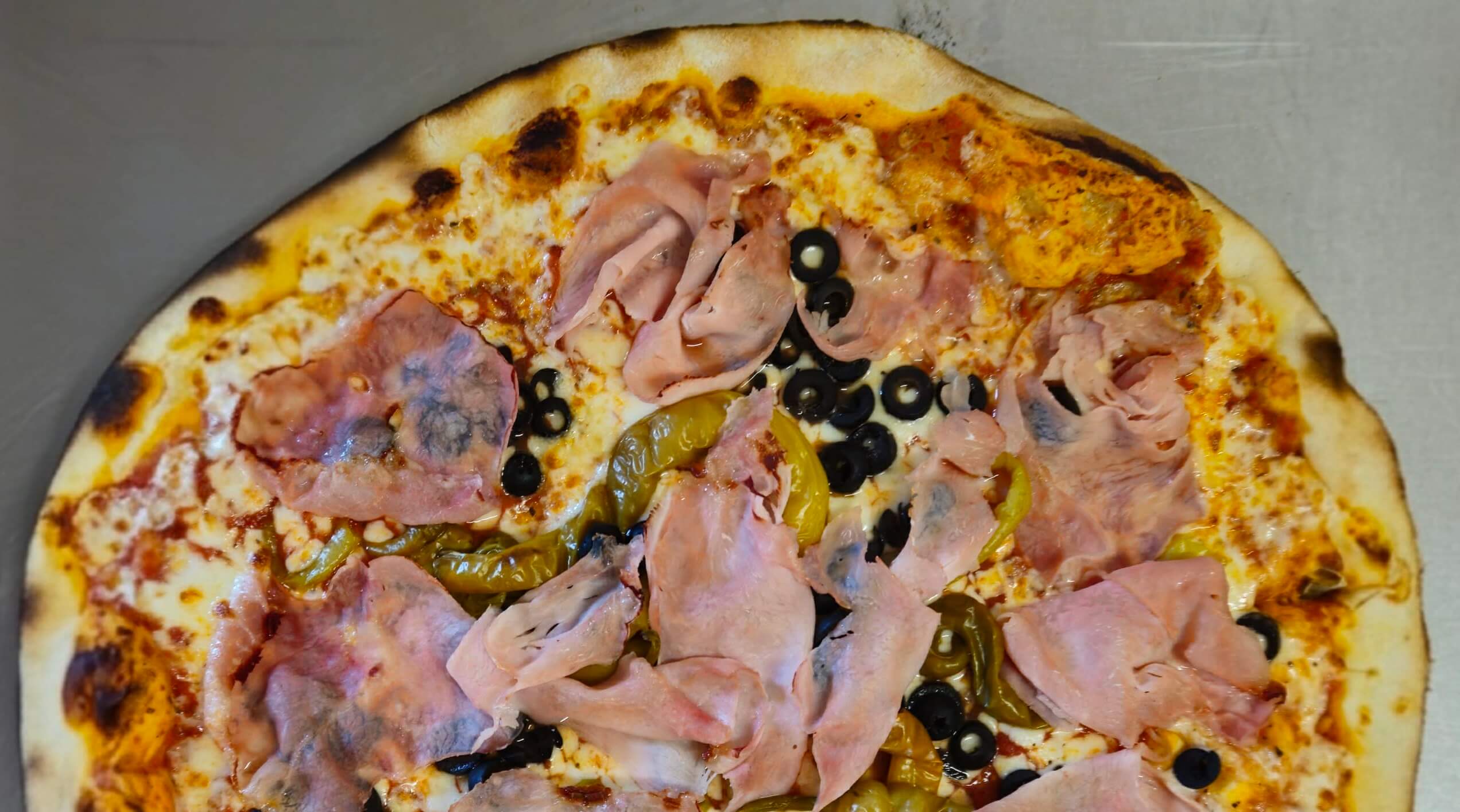 Pyszna pizza Al Forno z pieca opalanego drewnem