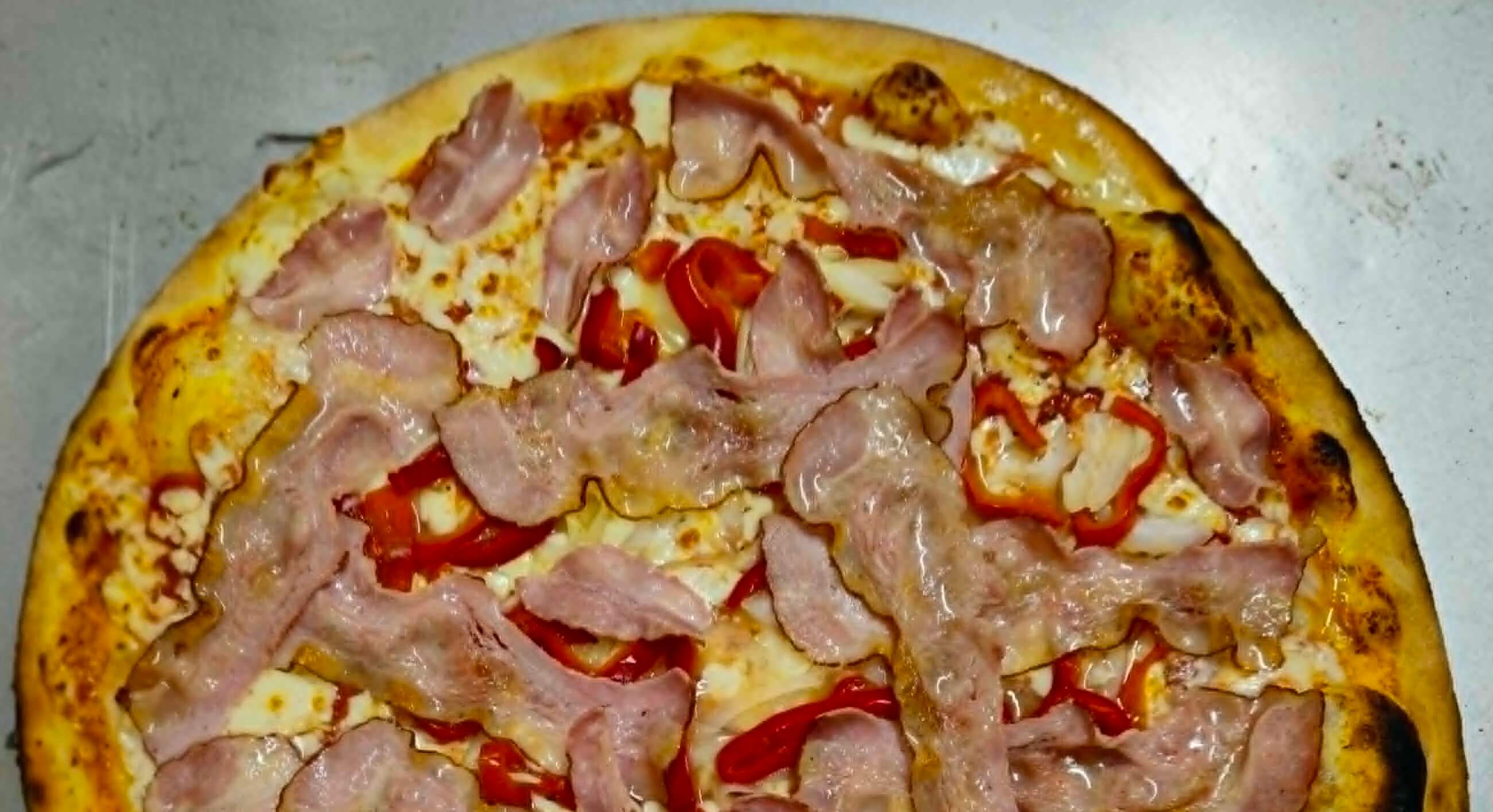 Pyszna pizza Al Forno z pieca opalanego drewnem