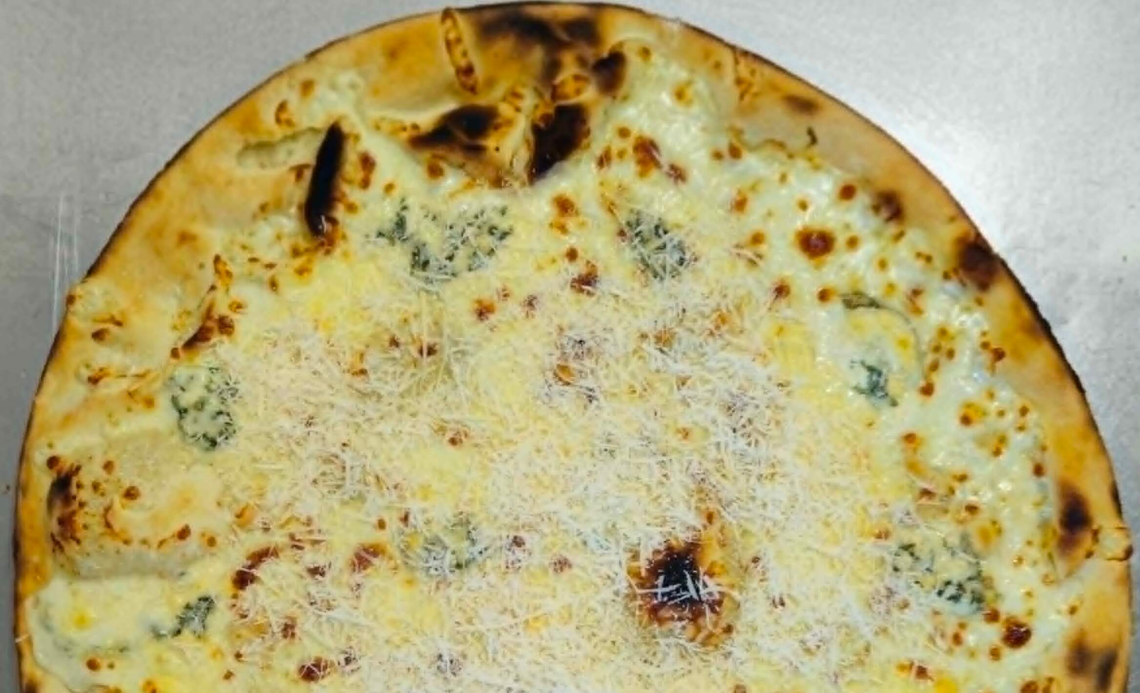Pyszna pizza Al Forno z pieca opalanego drewnem